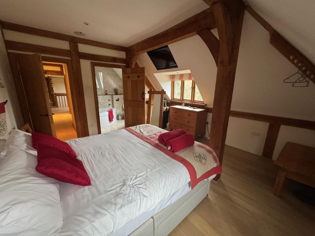 Lot: 43566 - COUNTRY ESTATE COMPRISING 5 BEDROOM MANOR HOUSE, WEDDING VENUE WITH 7 BEDROOM HOUSE, 6 ECO LODGES, 5 COTTAGES, 2 TENNIS COURTS, WORKSHOP AND ANCILLARY ACCOMMODATION - SET IN OVER 20 ACRES - Froggies-bedroom 4